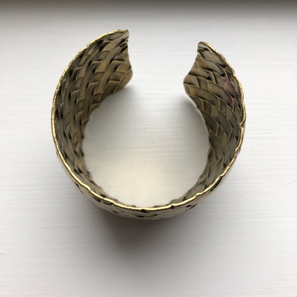 Chic brassy gold metal woven cuff bracelet - Picture 4 of 7